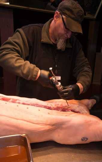 Salando un cerdo con inyectadora para alimentos